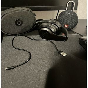 Beats solo3 used 4 times good condition 10/10 comes with charger and box/JBL